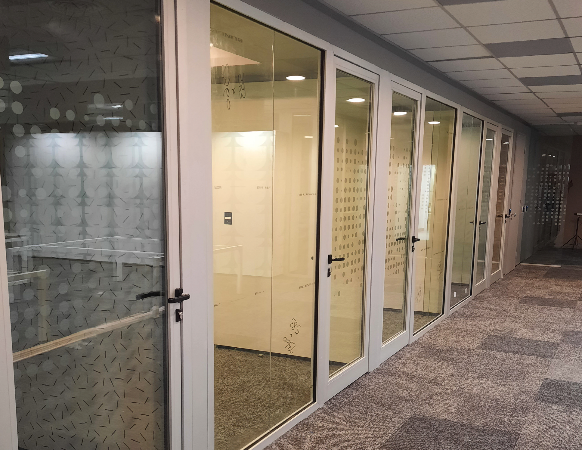 Cerramiento de oficina en aluminio a medida instalada en CABA y alrededores 3