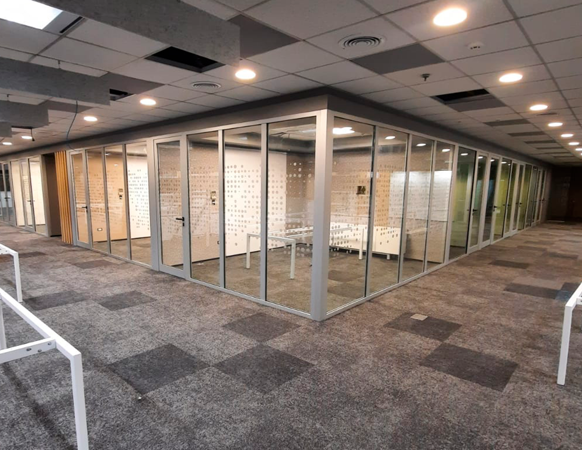 Cerramiento de oficina en aluminio a medida instalada en CABA y alrededores 4