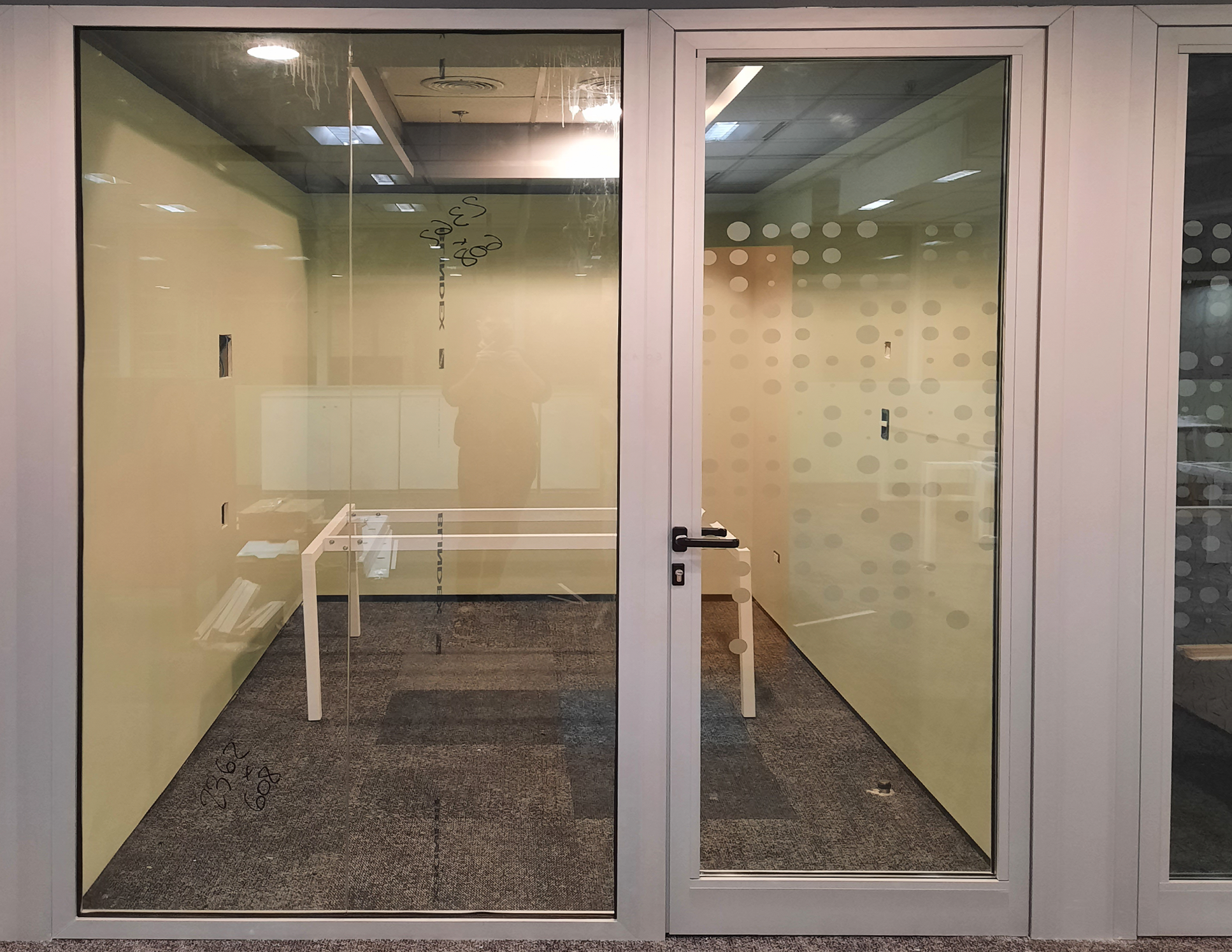 Cerramiento de oficina en aluminio a medida instalada en CABA y alrededores 5